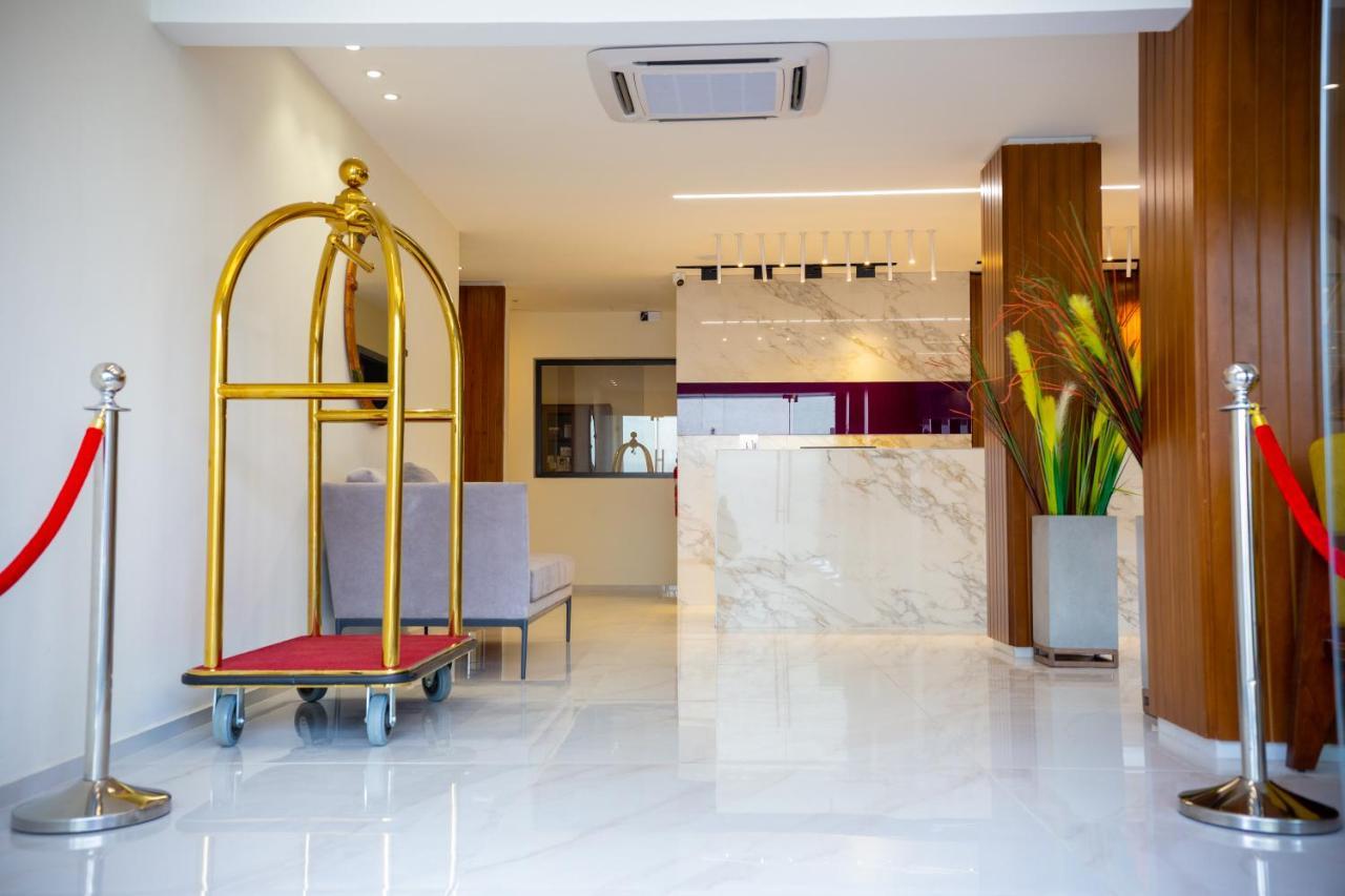 Silver Moon Hotel Абиджан Екстериор снимка