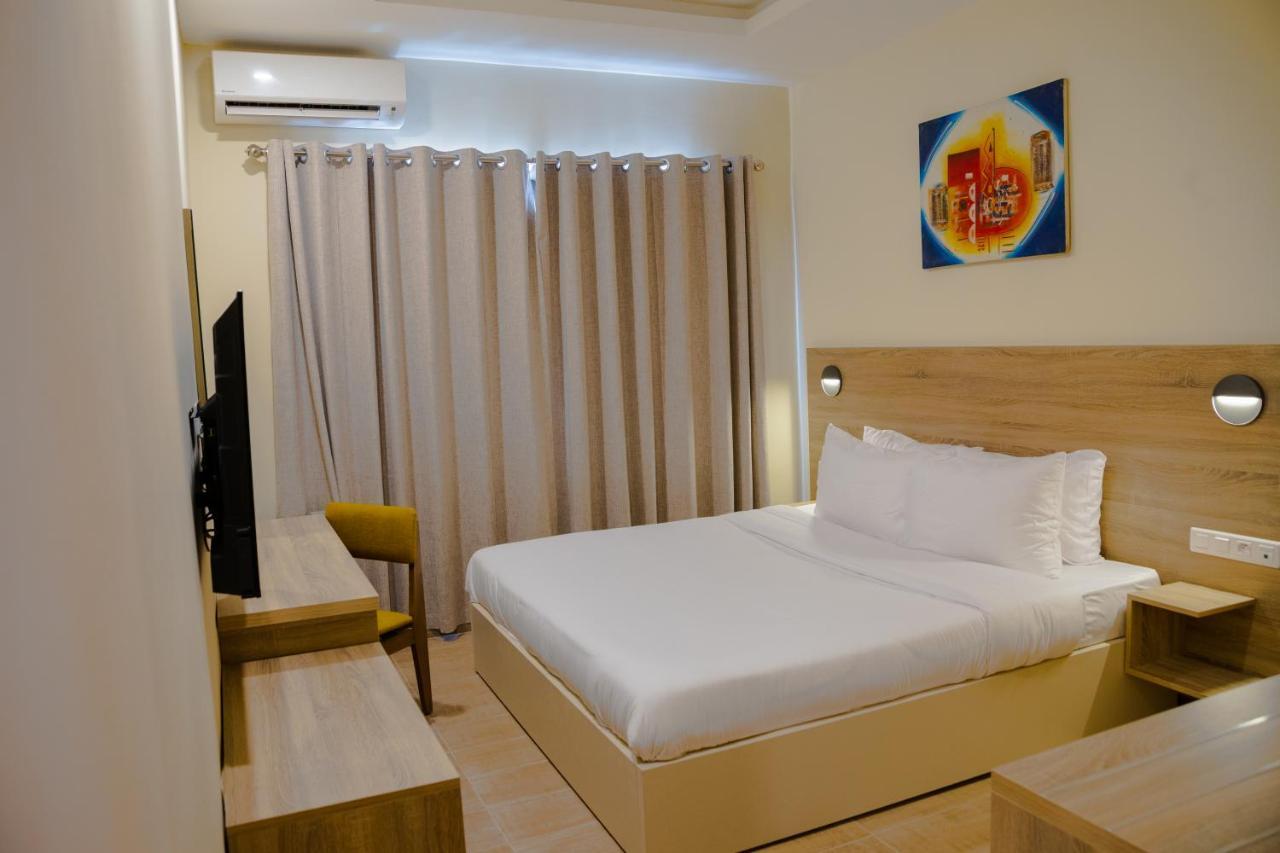 Silver Moon Hotel Абиджан Екстериор снимка
