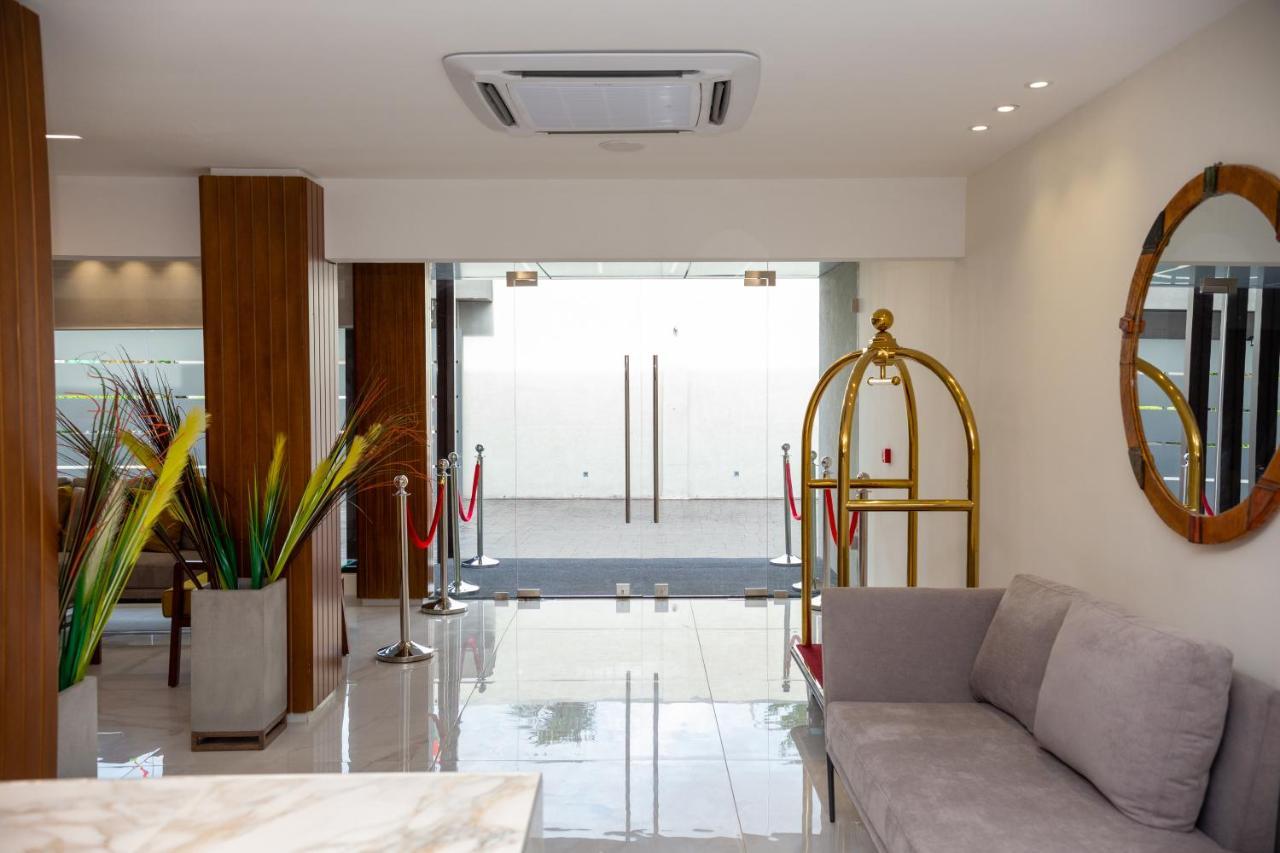 Silver Moon Hotel Абиджан Екстериор снимка