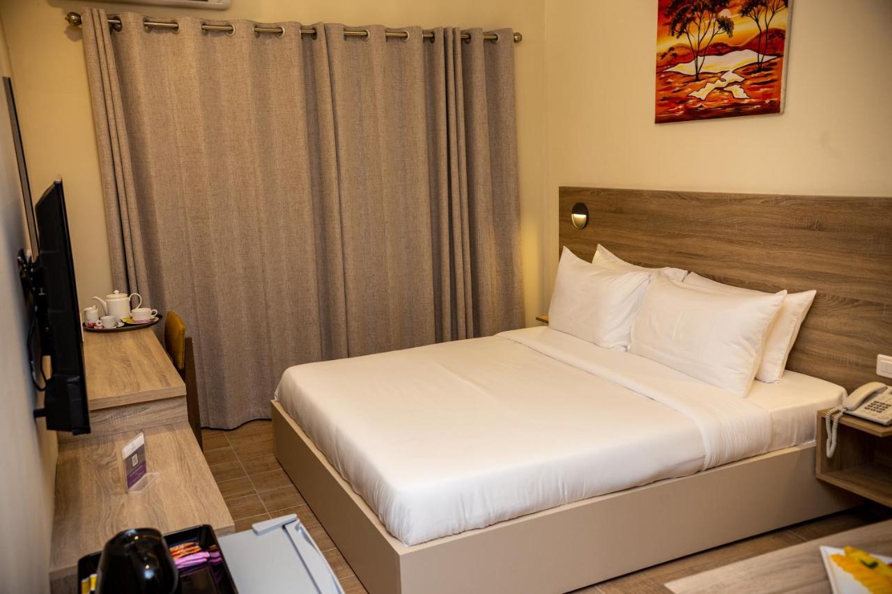 Silver Moon Hotel Абиджан Екстериор снимка