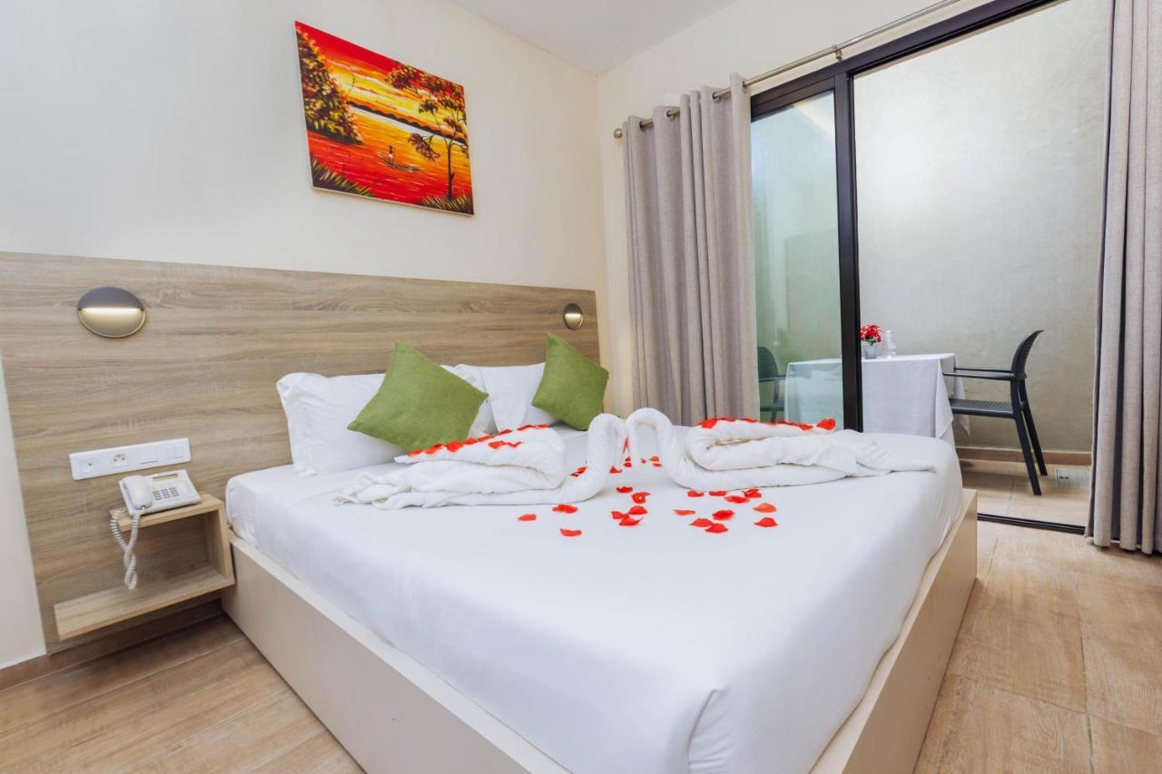Silver Moon Hotel Абиджан Екстериор снимка